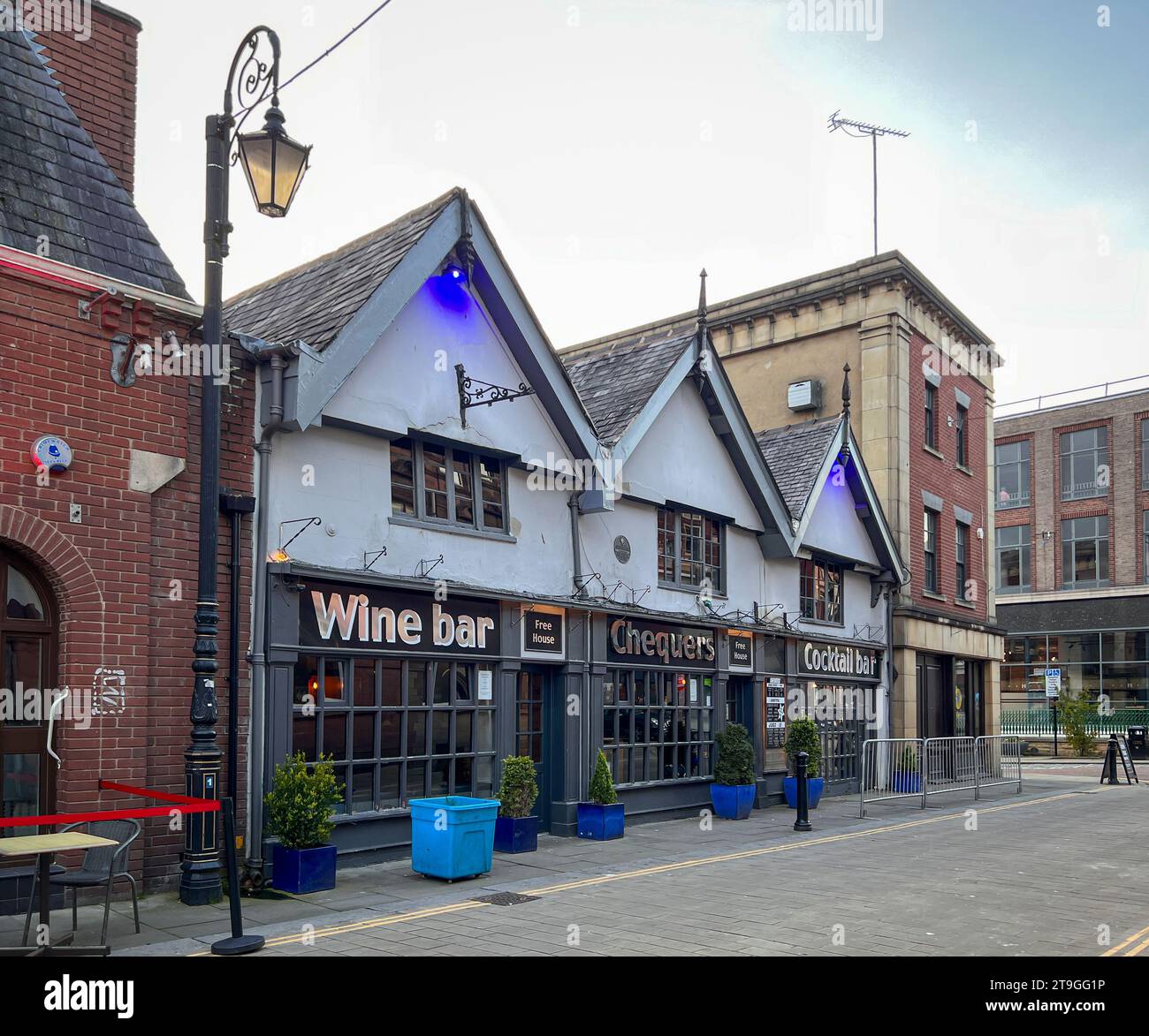 Weinbar in der Stadt Wrexham, Nordwales, Großbritannien Stockfoto