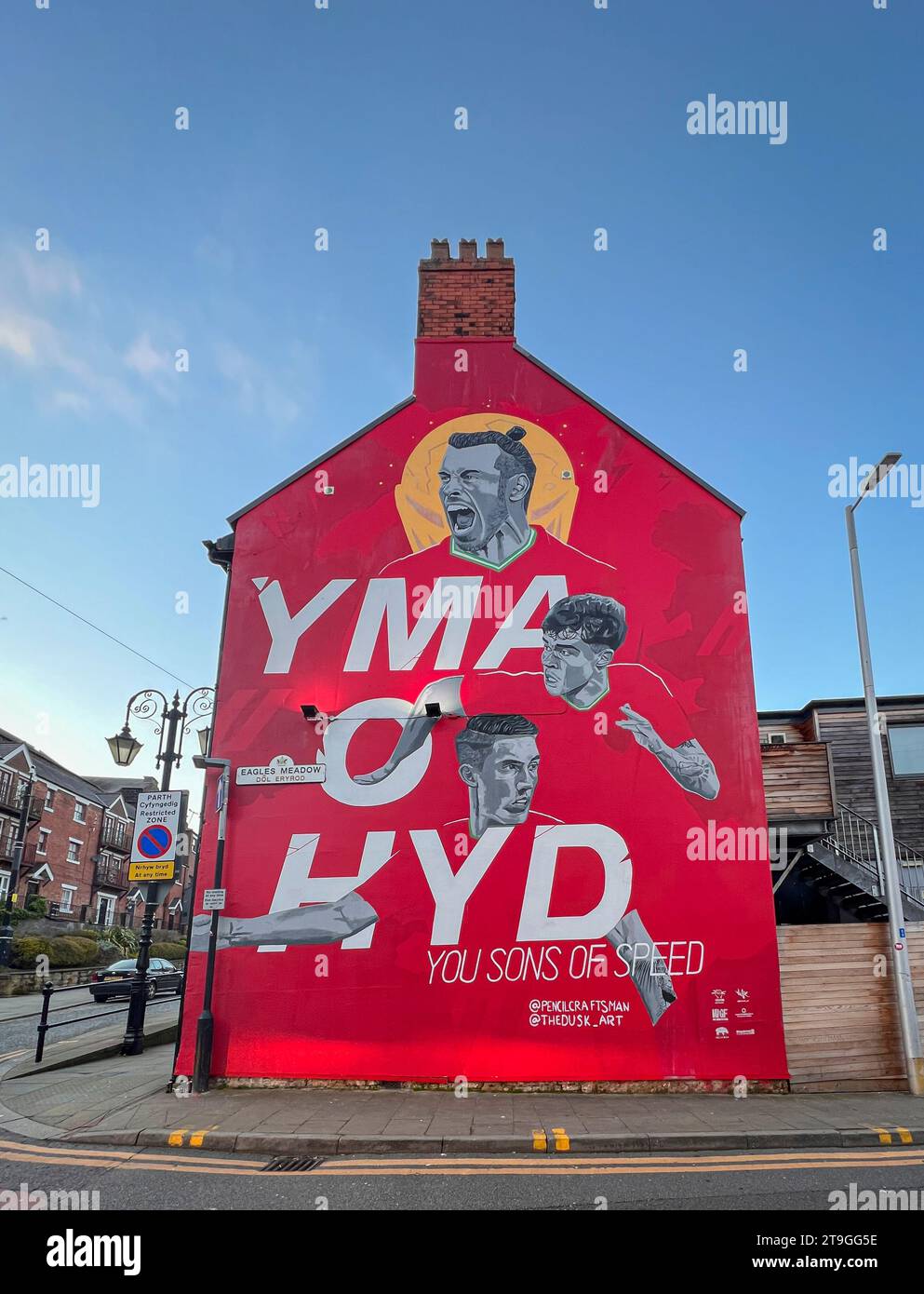 Straßenkunst an der Seite eines Gebäudes, die Fußballspieler des Wrexham Associated Football Club in Wrexham, Nordwales, Großbritannien, darstellt Stockfoto