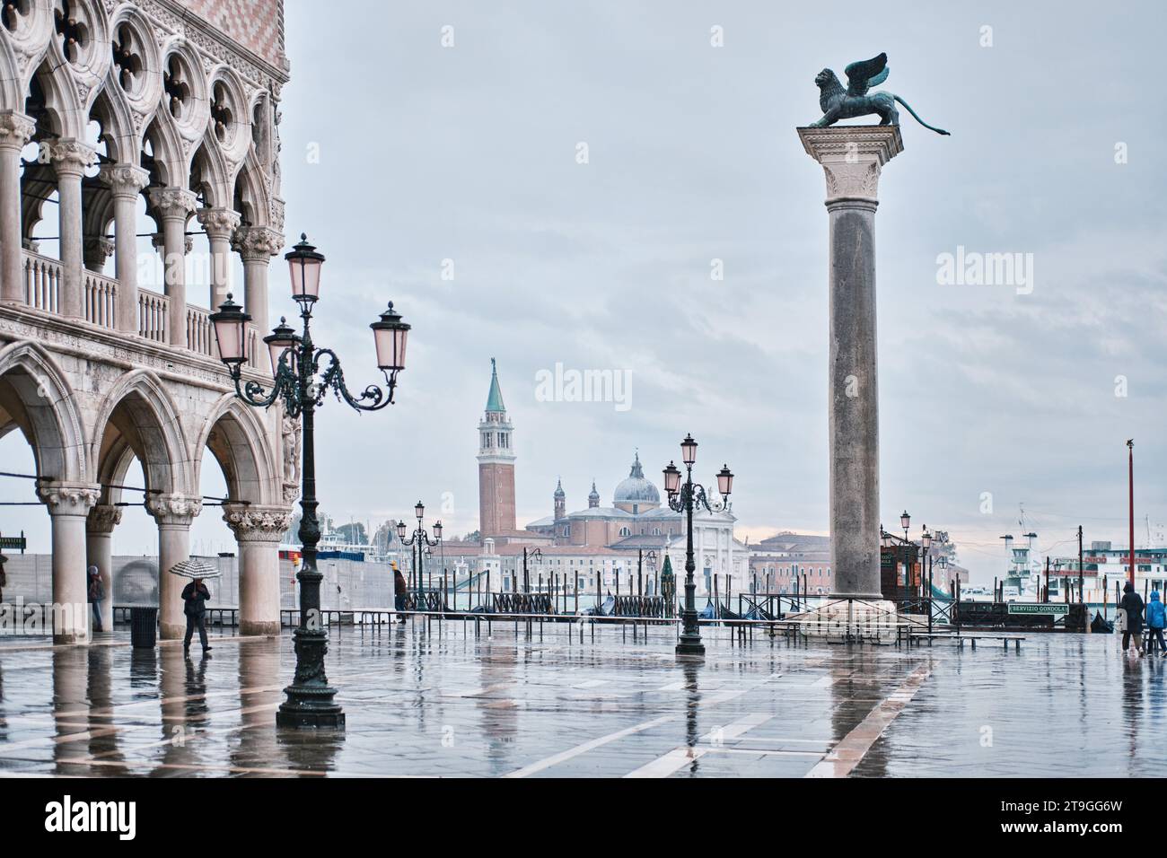 Venedig, Italien - 9. November 2023: Dogenpalast (Palazzo Ducale) und Kirche San Giorgio di Maggiore im Hintergrund vom Markusplatz aus gesehen Stockfoto