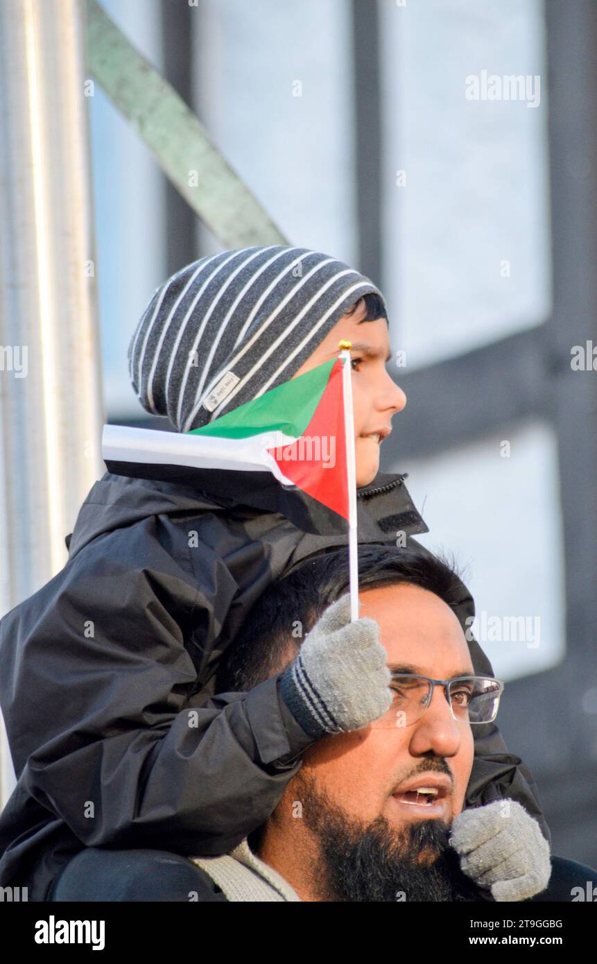 Mahnwache zu Ehren der Kinder von Gaza in Watford, Hertfordshire. Am zweiten Tag einer viertägigen Pause im Kampf zwischen Israel und der Hamas hielten Demonstranten eine Mahnwache ab. Stockfoto