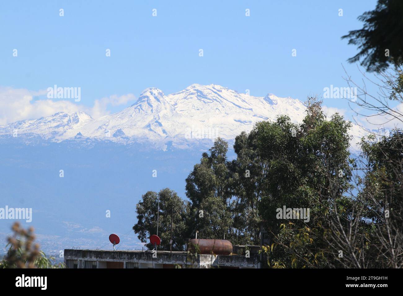 Mexiko-Stadt, Mexiko. November 2023. 24. November 2023, Mexiko-Stadt, Mexiko: Die Vulkane Popocatépetl und Iztaccíhuatl konnten an diesem Freitag aus verschiedenen Teilen des mexikanischen Tals beobachtet werden, die aufgrund der niedrigen Temperaturen noch immer mit Schnee bedeckt waren. nach der Durchfahrt der Kaltfront Nummer 11 für die mexikanische Republik am 24. November 2023 in Mexiko-Stadt (Foto: José Luis Torales/Eyepix Group) Credit: Eyepix Group/Alamy Live News Stockfoto