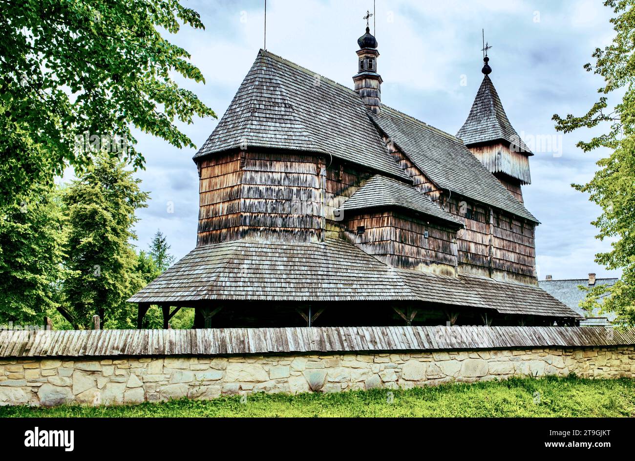 Eine Holzkirche aus dem 18. Jahrhundert auf dem Territorium des Museums für Volksarchitektur in Sanok, Polen. Stockfoto