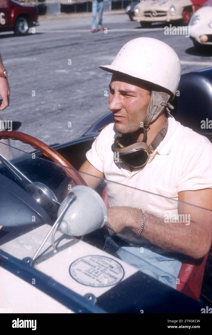 NASSAU, BAHAMAS – 5. DEZEMBER: Stirling Moss #1 von England sitzt in seinem Aston Martin DBR2, während er auf den Start des 4. Jährlichen internationalen Bahamas Speed Weeks Nassau Trophy Race am 5. Dezember 1957 auf dem Oakes Field Course in Nassau, Bahamas wartet. (Foto von Hy Peskin) *** örtliche Unterschrift *** Stirling Moss Stockfoto