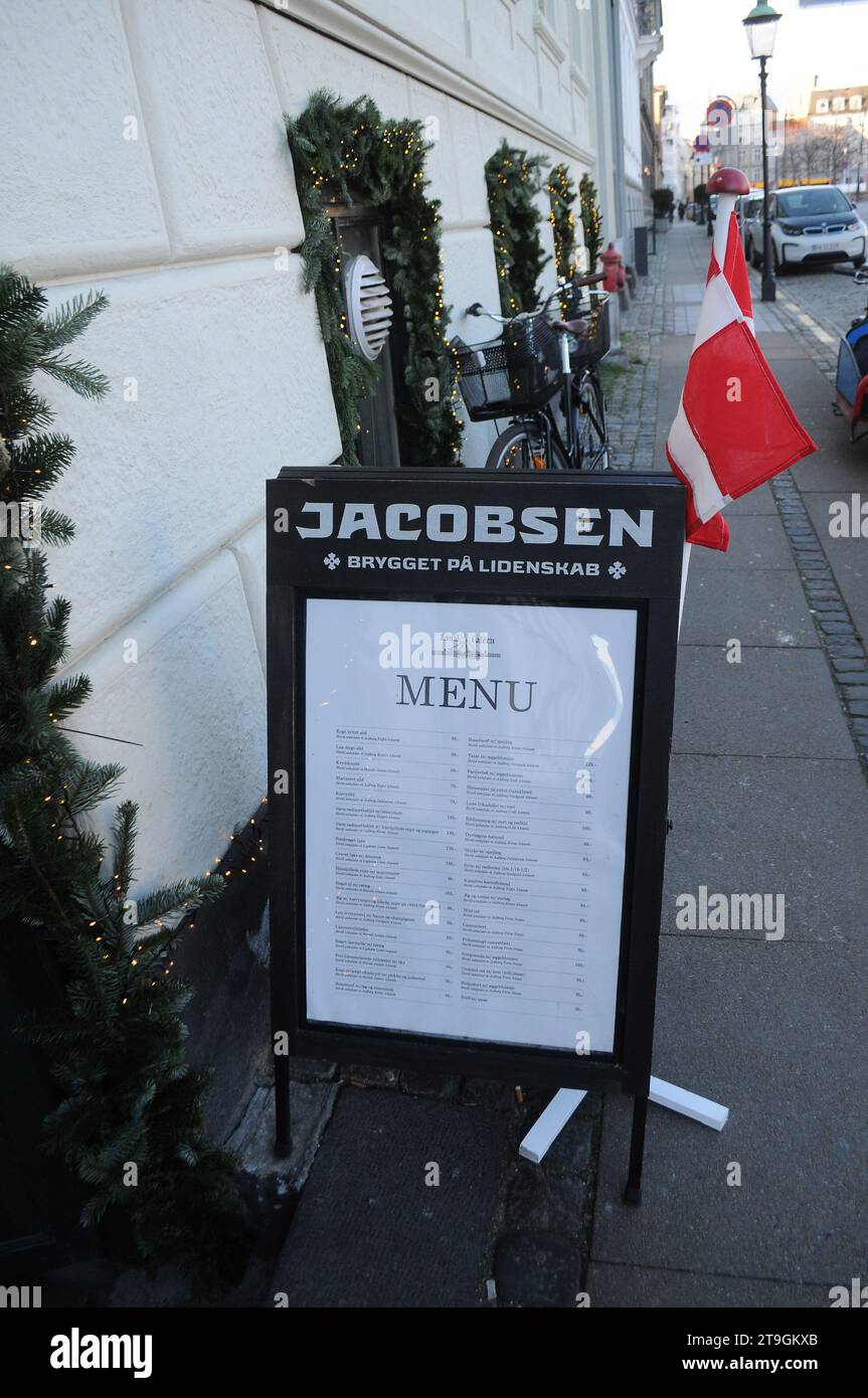 Kopenhagen, Dänemark /25. November 2023/. Kanal - dänisches Café-Restaurant in der Innenstadt der dänischen Hauptstadt. (Photo.Francis Joseph Dean/Dean Pictures) Stockfoto