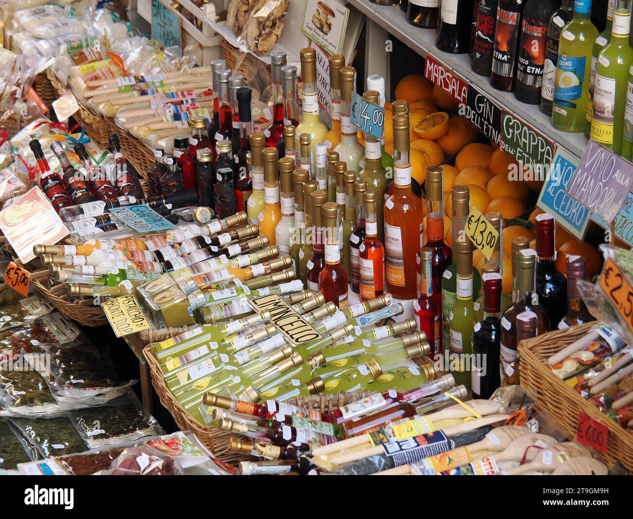 Alkoholische Getränke, Souvenirshop, Taormina, Sizilien, Sizilien, Italien, Europa Stockfoto