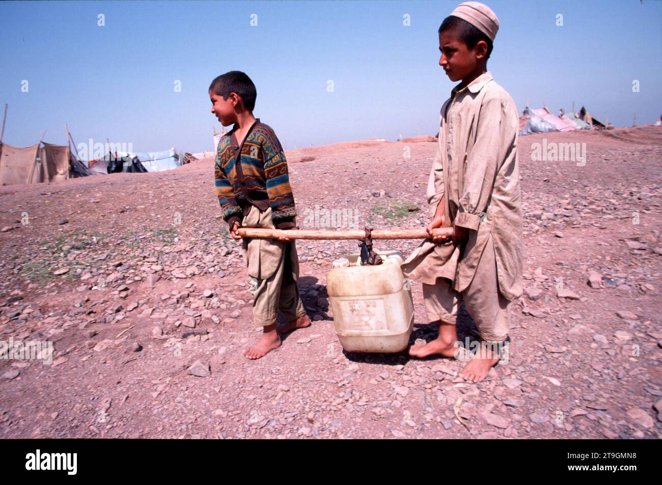 Afghanische Flüchtlinge in Pakistan. 30.06.2001, PAK, Pakistan, Khyber-Pakhtunkhwa, Bezirk Nowshera, Jalozai: Ca. 80,000 Fluechtlinge aus Afghanistan leben im Fluechtlingslager Jalozai. Das Camp soll geschlossen werden, da es der pakistanischen Regierung nach illegal ist. NGO s und UN duerfen aus diesem Grund keine Hilfe im Camp leisten. PAK, Pakistan, Khyber-Pakhtunkhwa, Nowshera District, Jalozai: Rund 80.000 Flüchtlinge aus Afghanistan leben im Flüchtlingslager Jalozai. Das Lager soll geschlossen werden, da es laut pakistanischer Regierung illegal ist. Aus diesem Grund haben die NRO und die UNO A Stockfoto