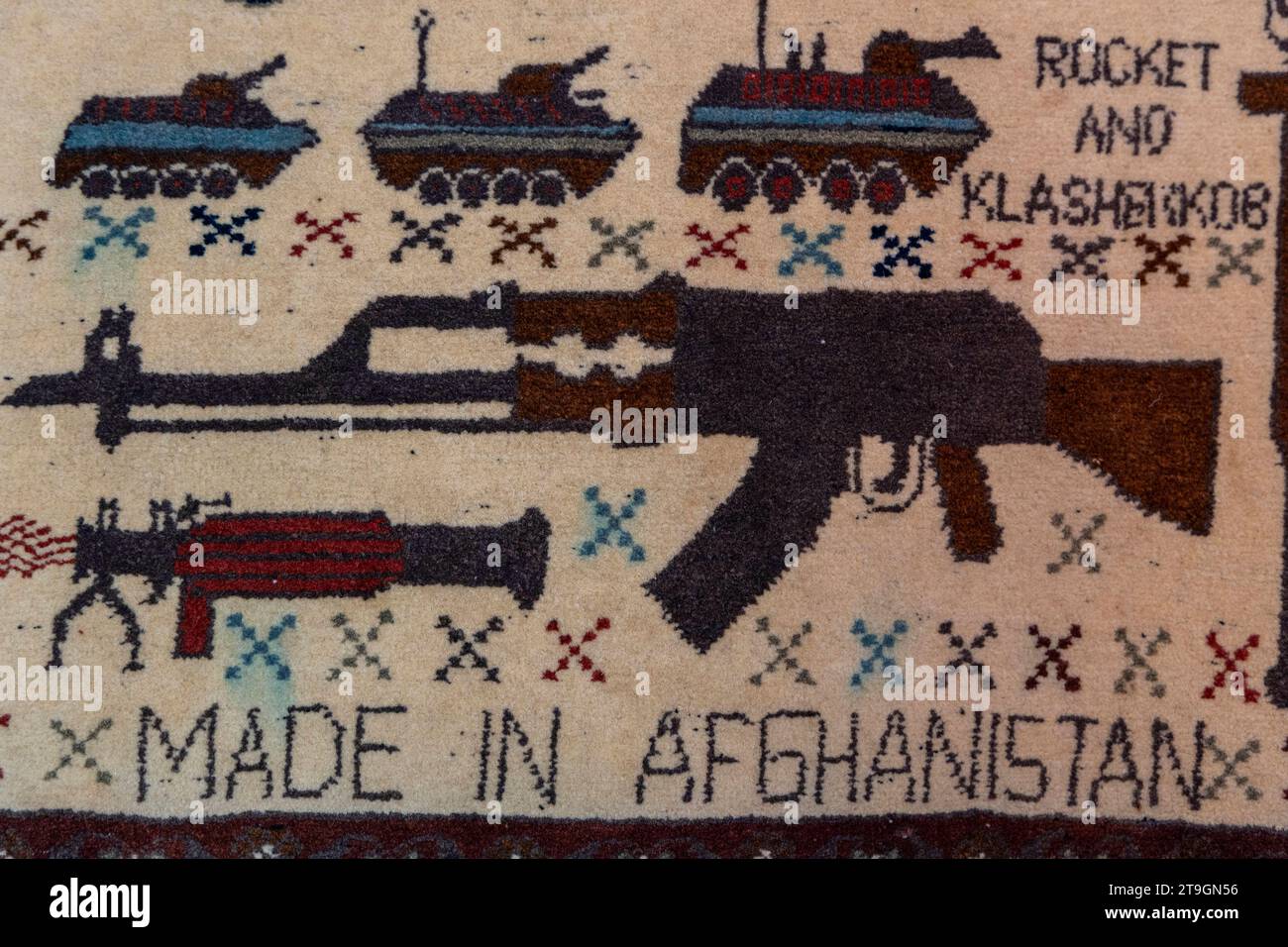 Kriegsteppiche aus, Pakistan. November 2023. EU, DEU, Deutschland, Nordrhein-Westfalen, Essen: Bildteppich oder ein so genannter Kriegsteppich aus Pakistan. Dieser Teppich erzählt mit verschiedenen Motiven die jüngere Geschichte Afghstans bzw. das Kriegsgeschehen vom sowjetischen Einmarsch und dem Krieg in Afghanistan. EU, DEU, Deutschland, Nordrhein-Westfalen, Essen: Ein Wandteppich oder ein sogenannter Kriegsteppich aus Pakistan. Dieser Teppich verwendet verschiedene Motive, um die jüngste Geschichte Afghanistans und die Ereignisse der sowjetischen Invasion und des Krieges in Afghanistan zu erzählen. Quelle: Imago/Alamy Live News Stockfoto