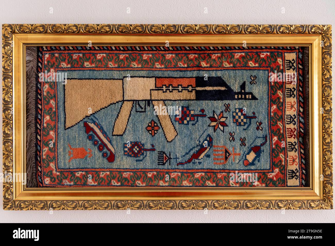 Kriegsteppiche aus, Pakistan. November 2023. EU, DEU, Deutschland, Nordrhein-Westfalen, Essen: Bildteppich oder ein so genannter Kriegsteppich aus Pakistan. Dieser Teppich erzählt mit verschiedenen Motiven die jüngere Geschichte Afghstans bzw. das Kriegsgeschehen vom sowjetischen Einmarsch und dem Krieg in Afghanistan. EU, DEU, Deutschland, Nordrhein-Westfalen, Essen: Ein Wandteppich oder ein sogenannter Kriegsteppich aus Pakistan. Dieser Teppich verwendet verschiedene Motive, um die jüngste Geschichte Afghanistans und die Ereignisse der sowjetischen Invasion und des Krieges in Afghanistan zu erzählen. Quelle: Imago/Alamy Live News Stockfoto