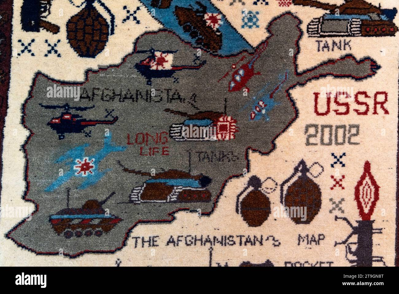 Kriegsteppich aus, Pakistan. November 2023. EU, DEU, Deutschland, Nordrhein-Westfalen, Essen: Bildteppich oder ein so genannter Kriegsteppich aus Pakistan. Dieser Teppich erzählt mit verschiedenen Motiven die jüngere Geschichte Afghstans bzw. das Kriegsgeschehen vom sowjetischen Einmarsch und dem Krieg in Afghanistan. EU, DEU, Deutschland, Nordrhein-Westfalen, Essen: Ein Wandteppich oder ein sogenannter Kriegsteppich aus Pakistan. Dieser Teppich verwendet verschiedene Motive, um die jüngste Geschichte Afghanistans und die Ereignisse der sowjetischen Invasion und des Krieges in Afghanistan zu erzählen. Quelle: Imago/Alamy Live News Stockfoto
