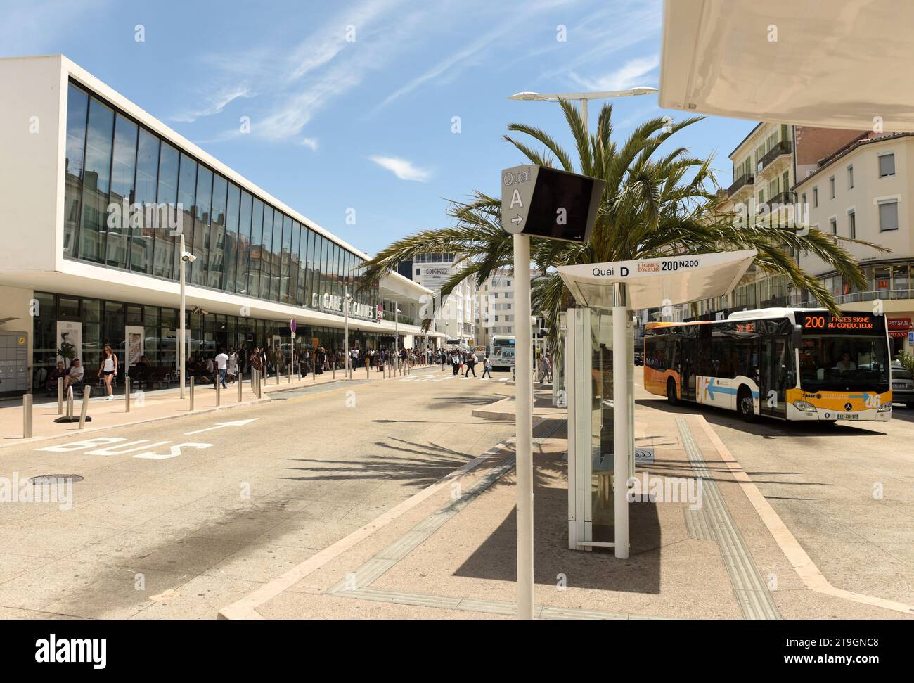 Cannes, Frankreich - 21. Juni 2019: Bushaltestelle in der Nähe des Gare de Cannes, dem Hauptbahnhof. Stockfoto