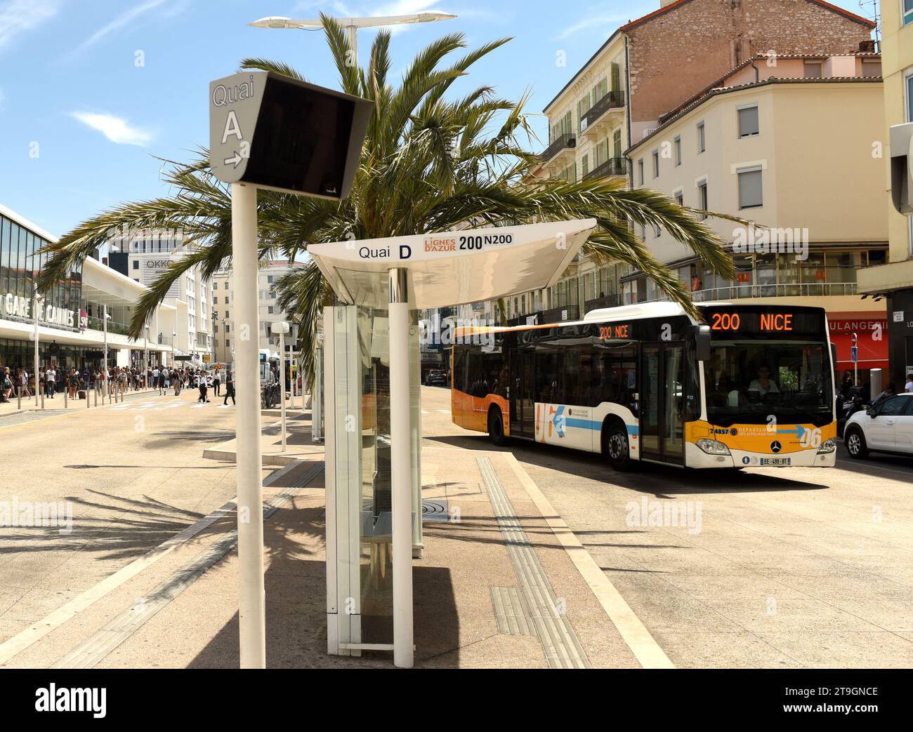 Cannes, Frankreich - 21. Juni 2019: Bushaltestelle in der Nähe des Gare de Cannes, dem Hauptbahnhof. Stockfoto