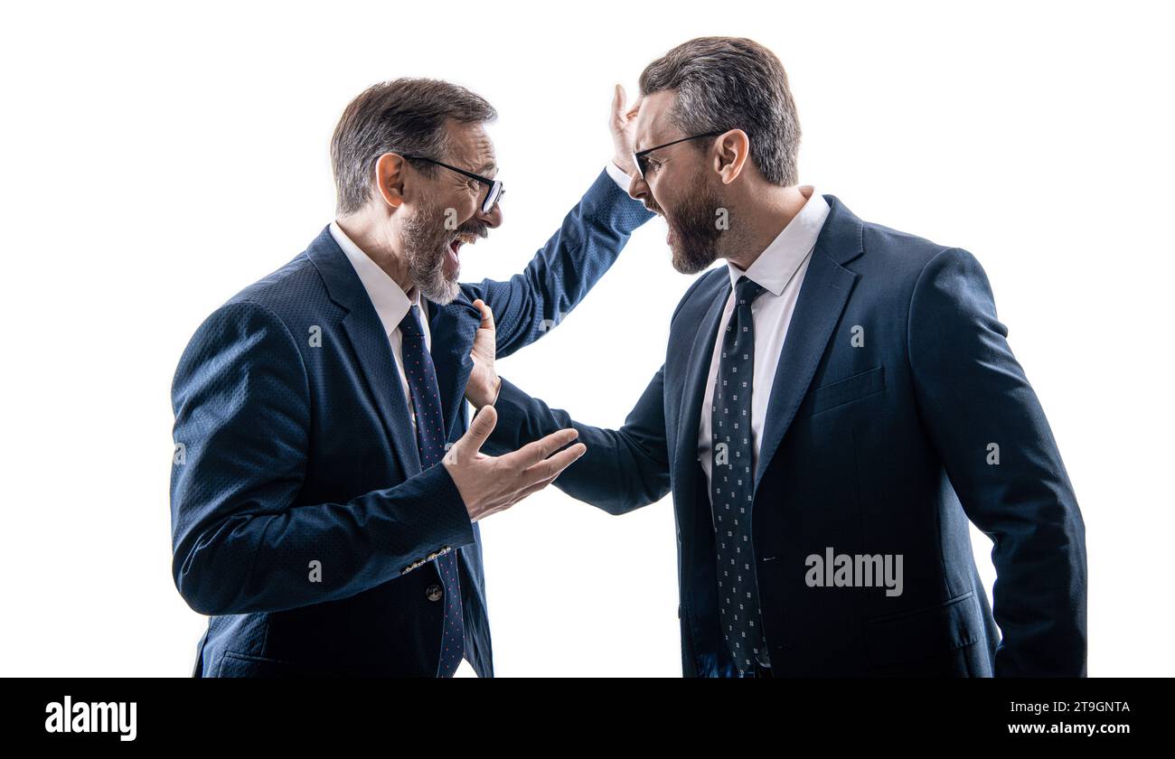 Geschäftskonflikt. Zwei Geschäftsmänner, die sich mit Rivalität auseinandersetzen, isoliert auf weiß. Geschäftsleute, die Konflikte im Geschäft haben. Intensive Rivalität. Konflikt Stockfoto