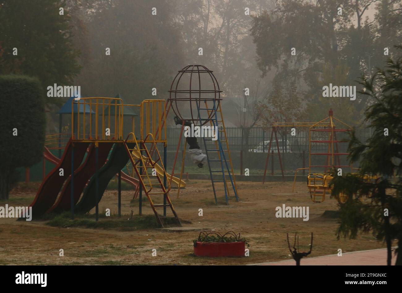 Srinagar, Indien. November 2023. 23. November 2023, Srinagar Kashmir, Indien : Menschen gehen an einem nebeligen Morgen in Srinagar entlang einer Straße. Kaschmir erlebte nebelige und kalte Wetterbedingungen, wobei Srinagar laut Wetterbehörde die kälteste Nacht der Saison bei minus 1,8 Grad Celsius aufzeichnete. Am 23. November 2023 In Srinagar Kaschmir, Indien. (Foto Von Firdous Nazir/Eyepix Group) Credit: Eyepix Group/Alamy Live News Stockfoto