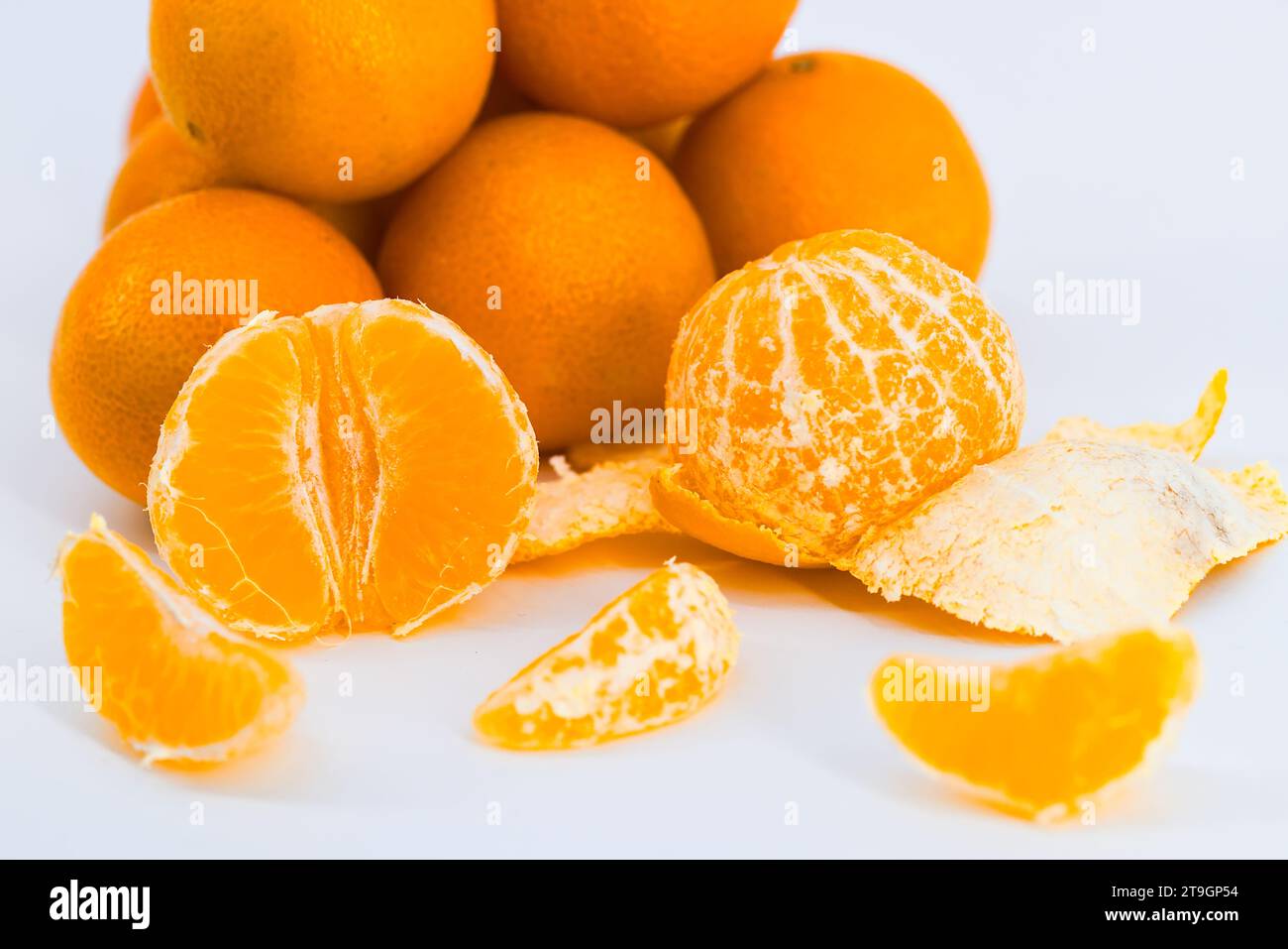 Eine entzückende Komposition, die die Frische von Mandarinen vor einem sauberen weißen Hintergrund einfängt. Stockfoto
