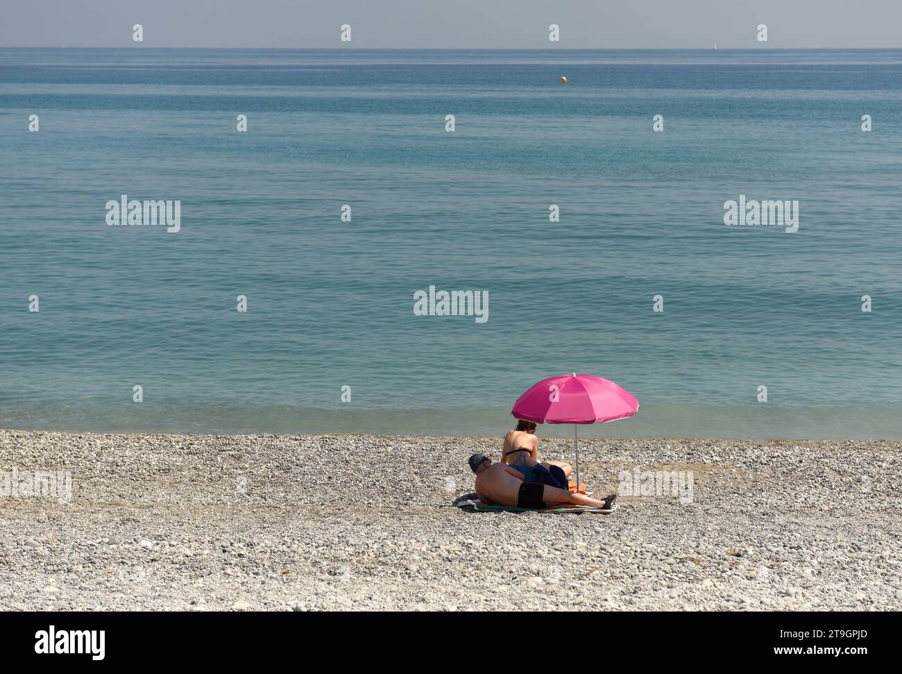 Menton, Frankreich - 18. Juni 2019: Die Menschen ruhen sich am Strand des Menton an der Cote d'Azur an der französischen Riviera aus. Stockfoto