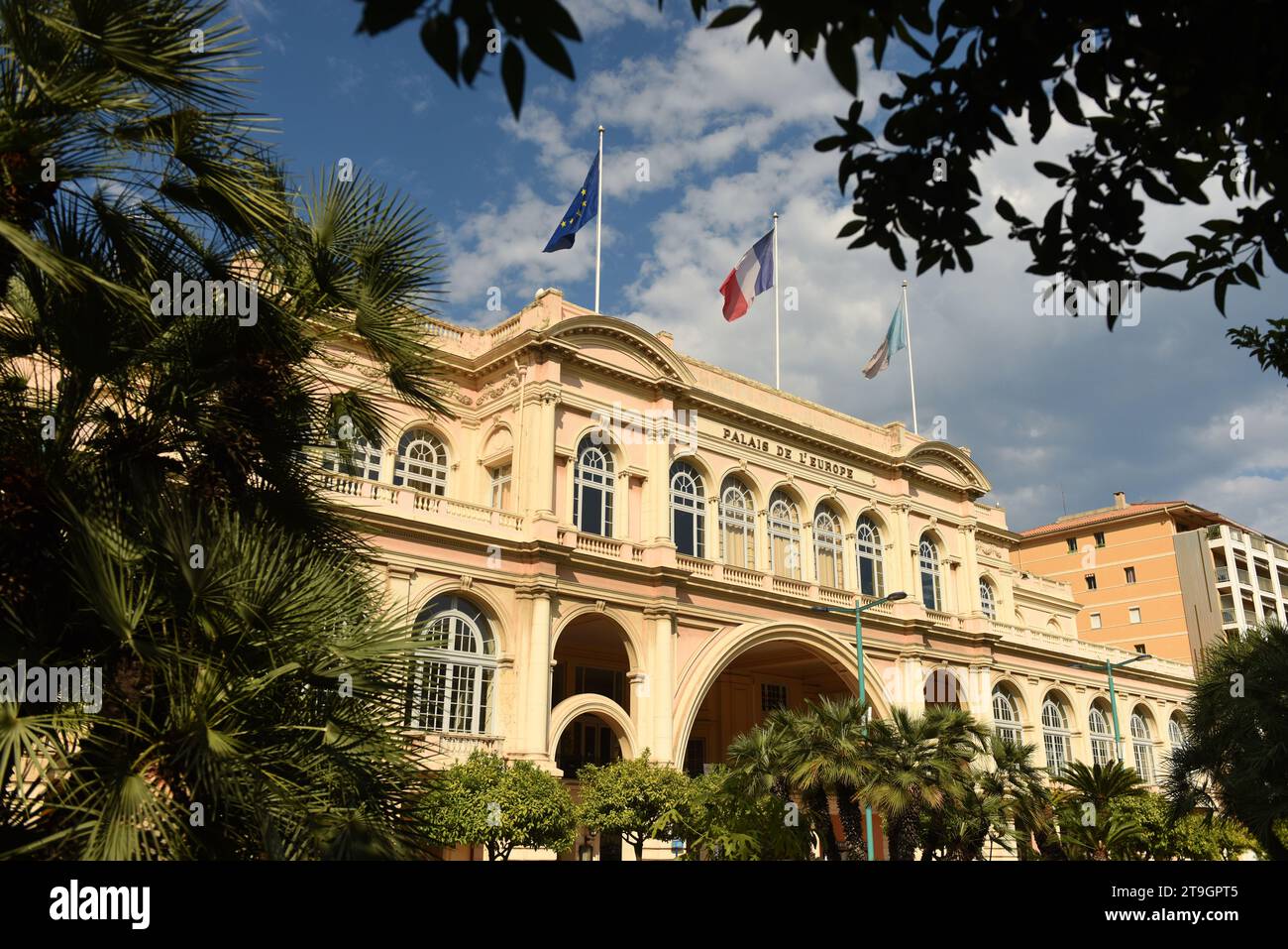 Menton, Frankreich - 22. Juni 2019: Palais de l’Europe in Menton, (Theater- und Konzerthalle in Menton) Frankreich Stockfoto