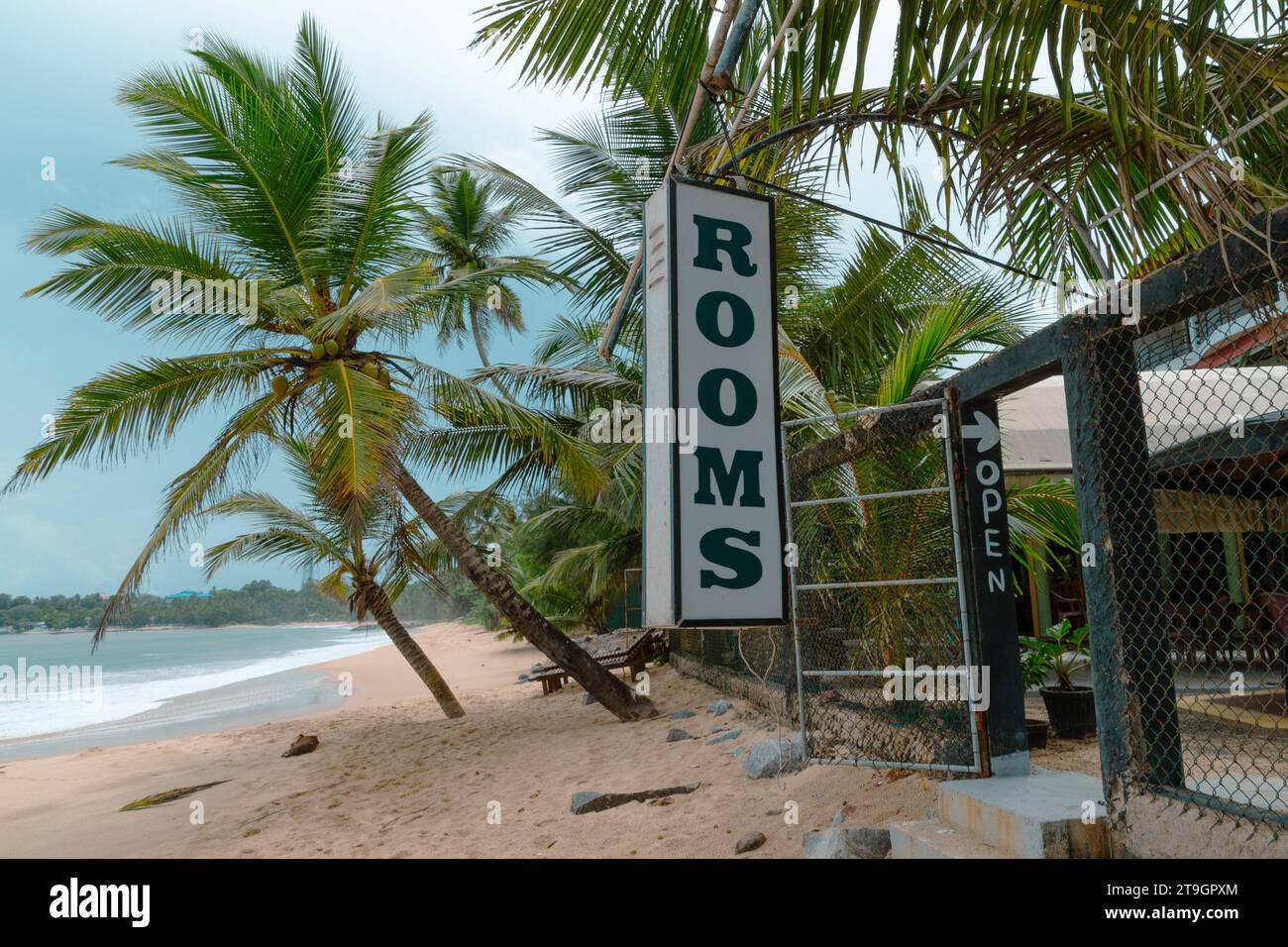 Zimmer in einem lokalen Bed and Breakfast am Strand in Tangalle in Sri Lanka verfügbar Stockfoto