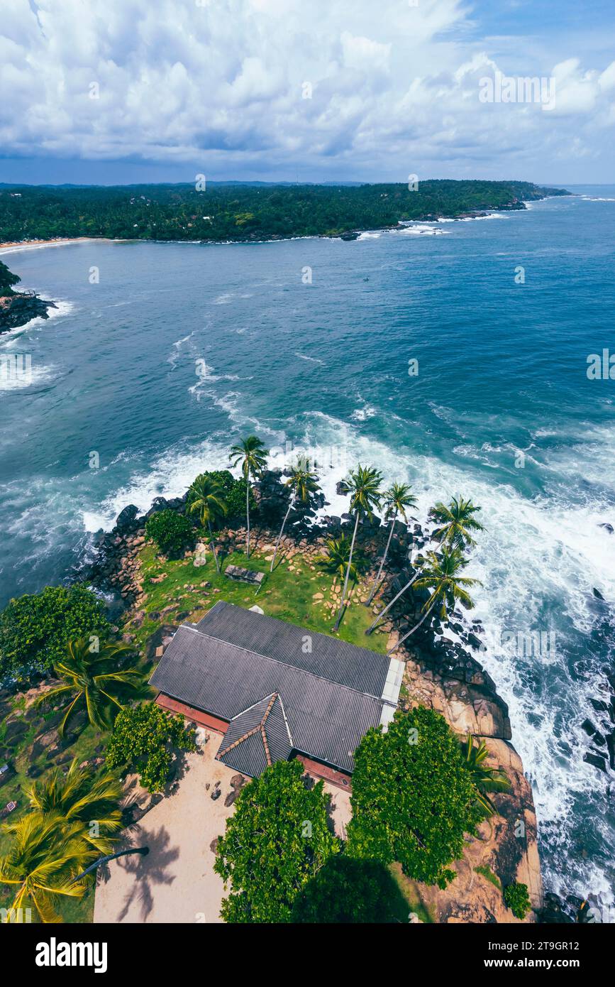 Ein Blick auf die Küste von der Spitze des Dondra Lighthouse an der Südküste Sri Lankas Stockfoto