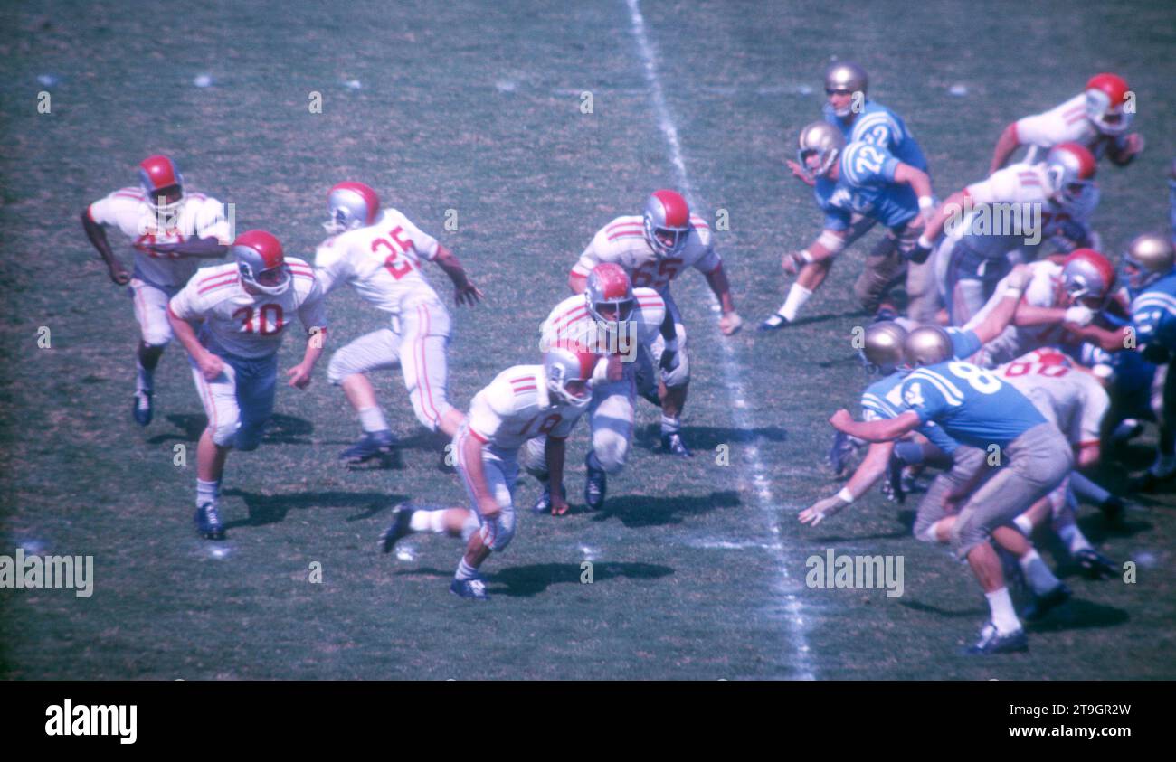 LOS ANGELES, KALIFORNIEN - 6. OKTOBER: Quarterback John Mummey #25 der Ohio State Buckeyes übergibt den Ball an Paul Warfield #42 als David Katterheinrich #30 Blöcke während eines NCAA-Spiels gegen die UCLA Bruins am 6. Oktober 1962 im Los Angeles Memorial Coliseum in Los Angeles, Kalifornien. (Foto von Hy Peskin) *** örtlicher Bildtitel *** Paul Warfield;John Mummey;David Katterheinrich Stockfoto