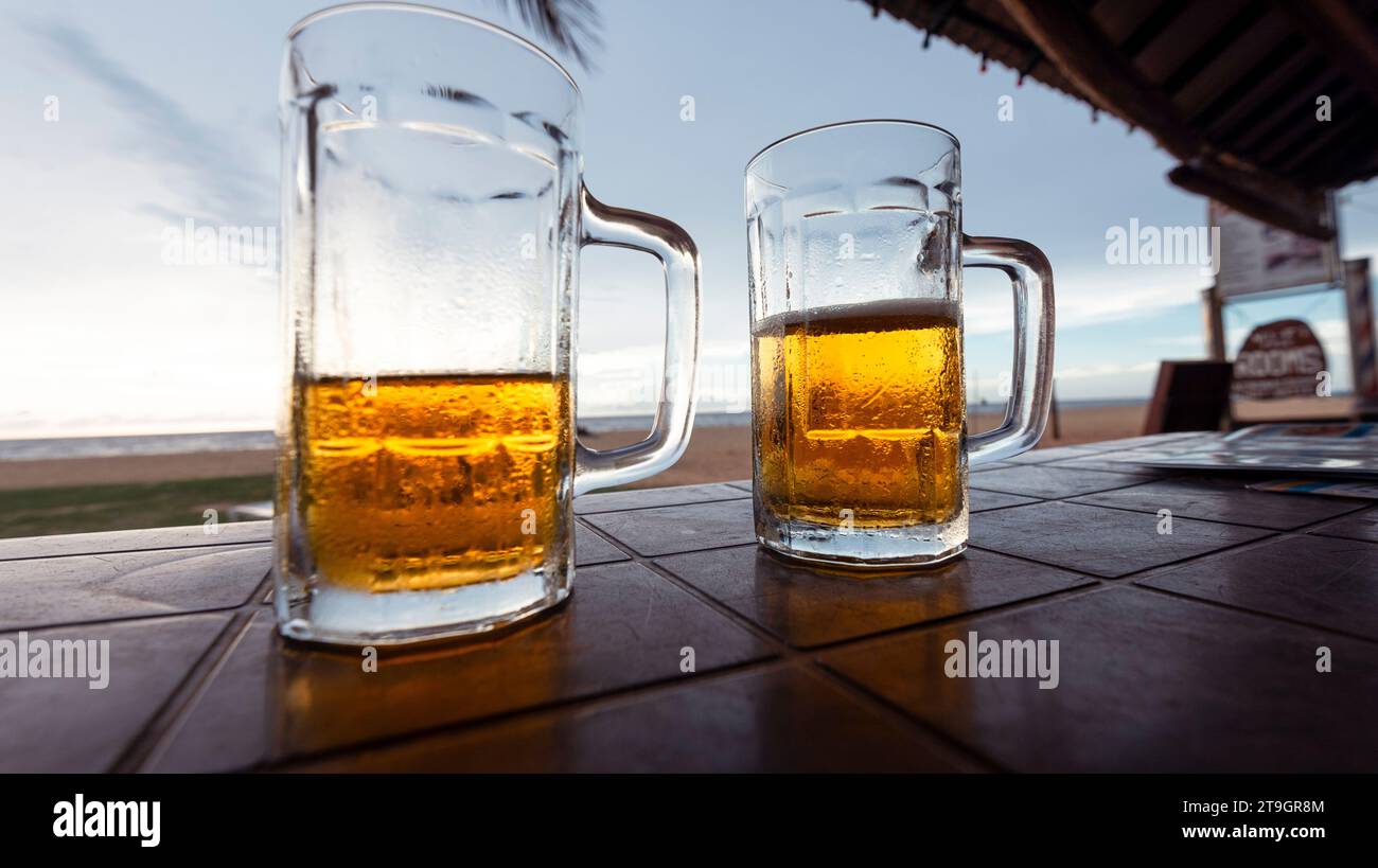 Zwei Teile fertige Biere sitzen auf einem Tisch am Strand in Negombo in Sri Lanka Stockfoto