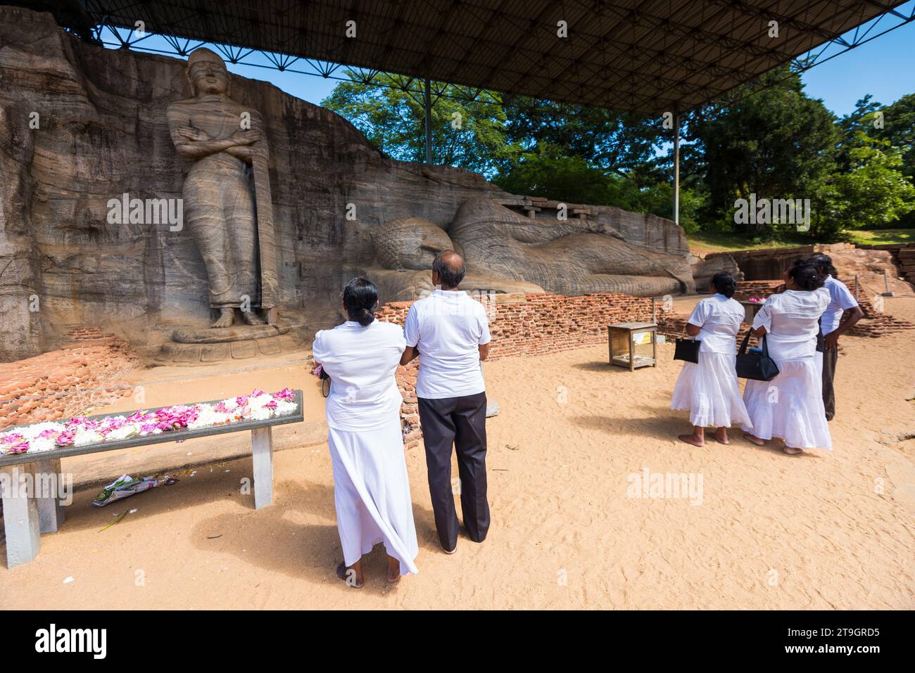 Weiße Einheimische besuchen die geschnitzten buddhistischen Statuen in Polonnaruwa in Sri Lanka Stockfoto