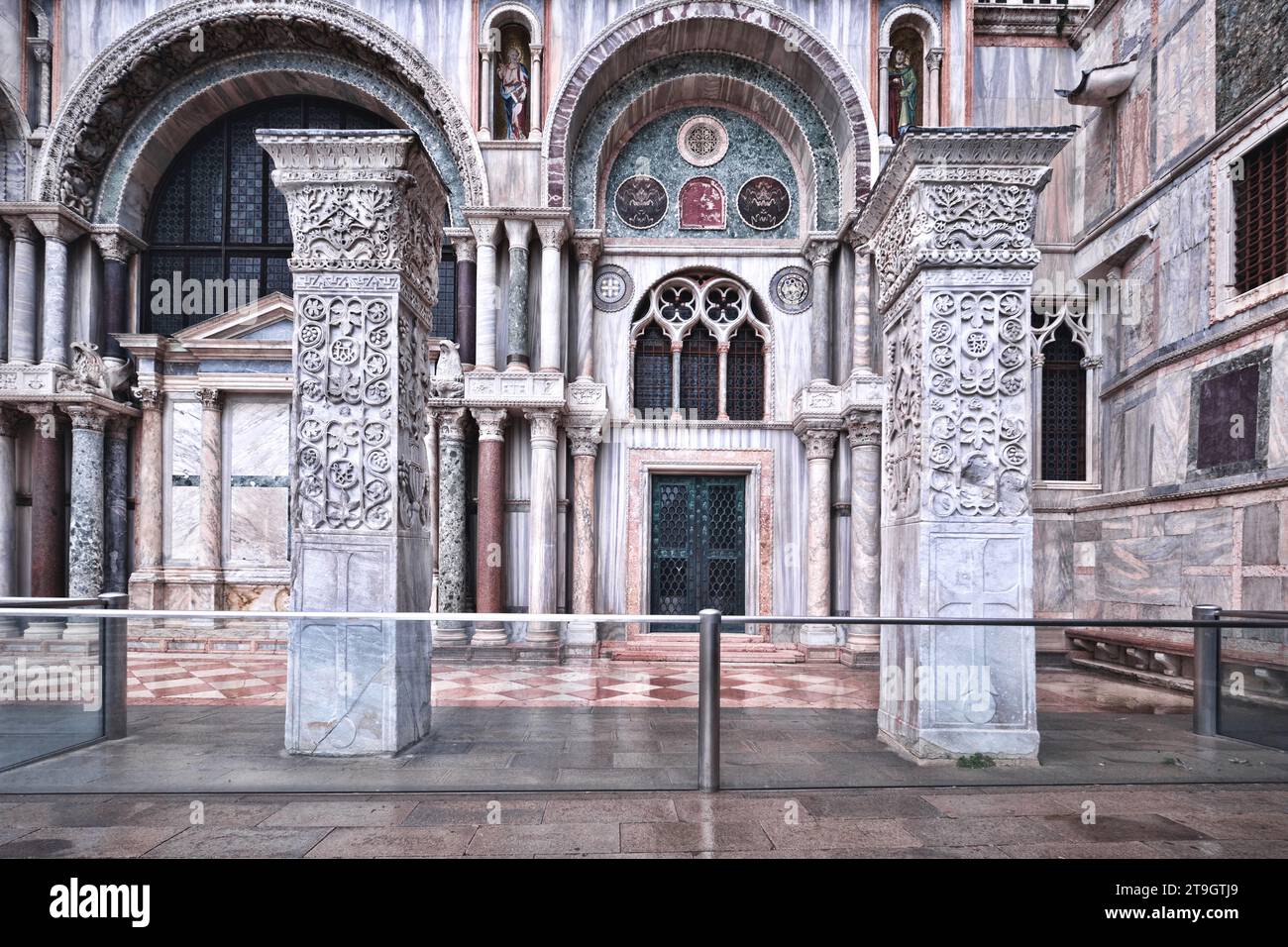 Das Pilastri Acritani vor dem St. Markusbasilika, Venedig. Aus der Kirche St. Polyeuctus, Constantiopel im 4. Kreuzzug 1204 Stockfoto