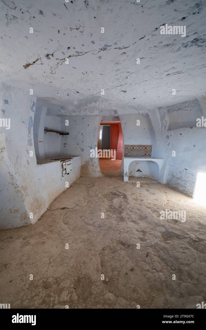 Innenraum der Höhlen von Arguedas mit Küche und weißen Wänden, in Spanien Stockfoto