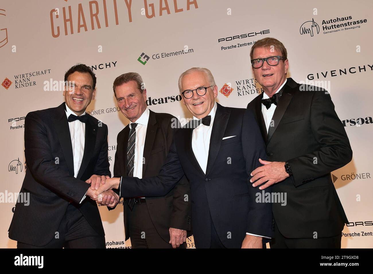 Wirtschaft kann Kinder Charity Gala 2023 Christoph Gröner, Günther Oettinger, Prof. Dr. Rüdiger Grube, Ronald Pofalla zum 3. Mal Wirtschaft kann Kinder Charity Gala 2023 Spendengala für mehr Chancengerechtigkeit für Kinder in Deutschland in Berlin, am 25.11.2023 *** Wirtschaft kann Kinder Charity Gala 2023 Christoph Gröner, Günther Oettinger, Prof Dr. Rüdiger Grube, Ronald Pofalla für die 3. Wirtschaft kann Kinder Charity Gala 2023 Spendensammlung für mehr Chancengleichheit für Kinder in Deutschland in Berlin, am 25 11 2023 Photopress Mueller Credit: Imago/Alamy Live News Stockfoto