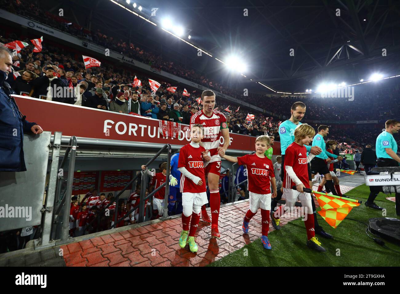 Düsseldorf, Deutschland, 25.11.2023. Fortuna Düsseldorf gegen FC Schalke 04, Football, 2. Bundesliga, 14. Spieltag, Saison 2023/2024. DFL-VORSCHRIFTEN VERBIETEN DIE VERWENDUNG VON FOTOS ALS BILDSEQUENZEN UND/ODER QUASI-VIDEO. Quelle: NewsNRW / Alamy Live News Stockfoto