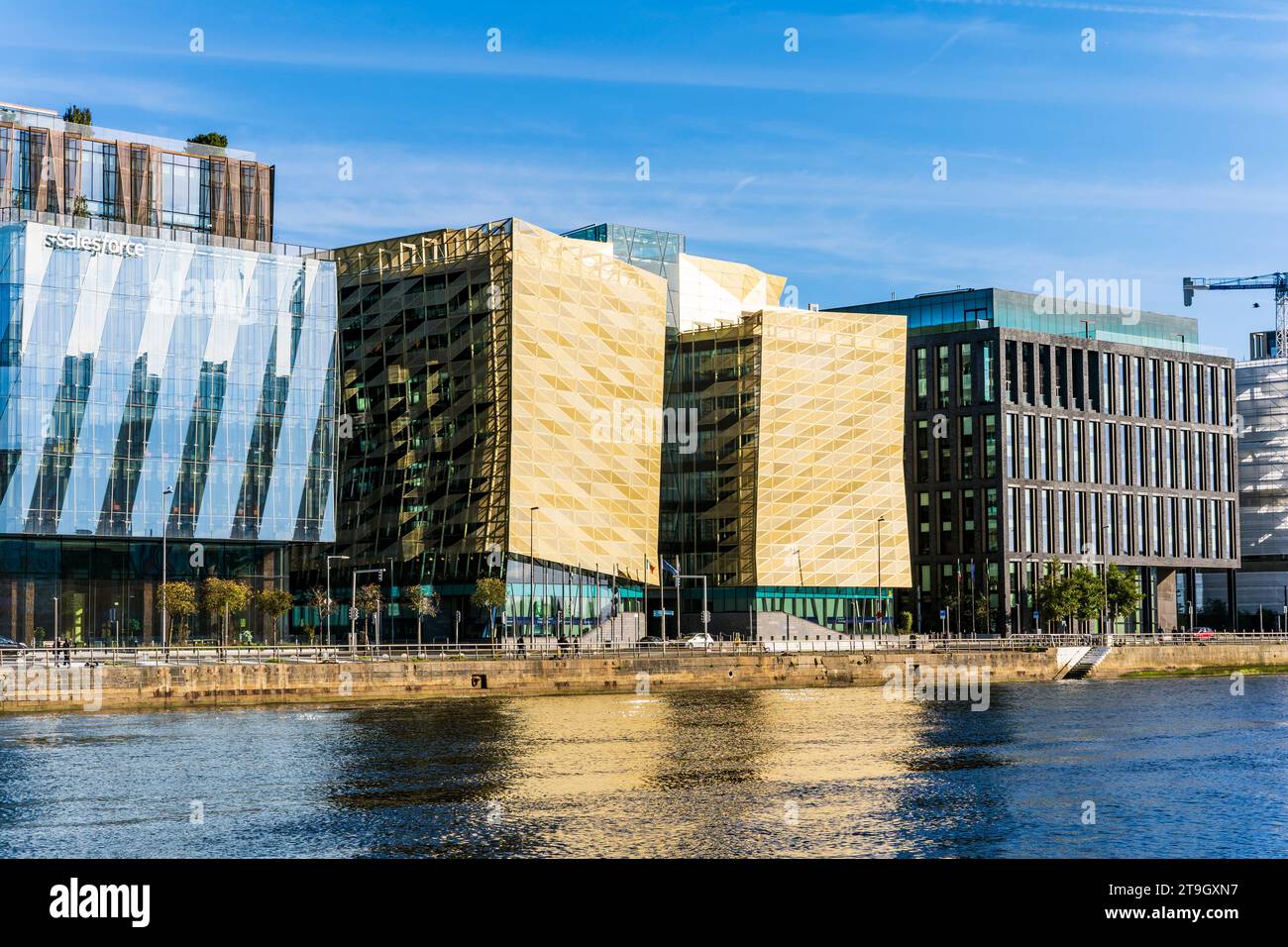 Moderne Architektur des Dockland Campus der Central Bank of Ireland am North Wall Quay mit Blick auf den Fluss Liffey im Stadtzentrum von Dublin, Irland Stockfoto