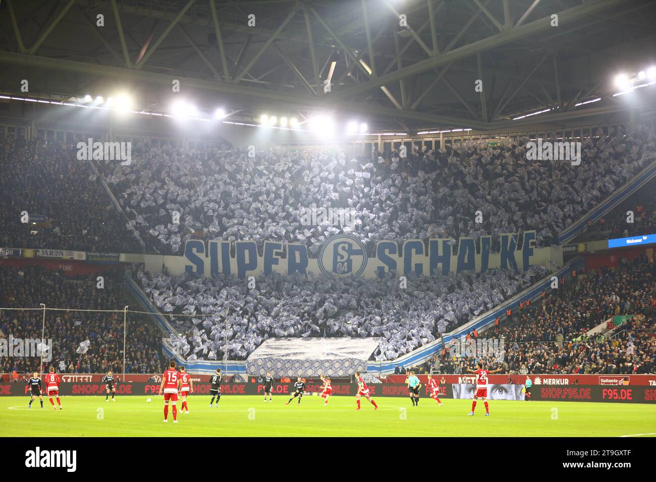 FC Schalke 04 Fans Düsseldorf, 25.11.2023. Fortuna Düsseldorf gegen FC Schalke 04, Football, 2. Bundesliga, 14. Spieltag, Saison 2023/2024. DFL-VORSCHRIFTEN VERBIETEN DIE VERWENDUNG VON FOTOS ALS BILDSEQUENZEN UND/ODER QUASI-VIDEO. Quelle: NewsNRW / Alamy Live News Stockfoto