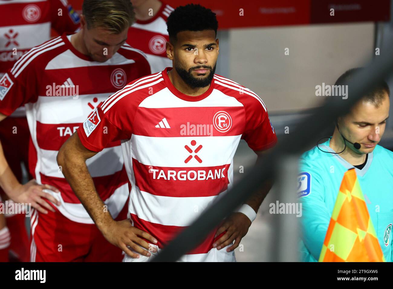 Jamil Siebert (Fortuna Düsseldorf) im Tunnel vor dem Spiel. Düsseldorf, Deutschland, 25.11.2023. Fortuna Düsseldorf gegen FC Schalke 04, Football, 2. Bundesliga, 14. Spieltag, Saison 2023/2024. DFL-VORSCHRIFTEN VERBIETEN DIE VERWENDUNG VON FOTOS ALS BILDSEQUENZEN UND/ODER QUASI-VIDEO. Quelle: NewsNRW / Alamy Live News Stockfoto