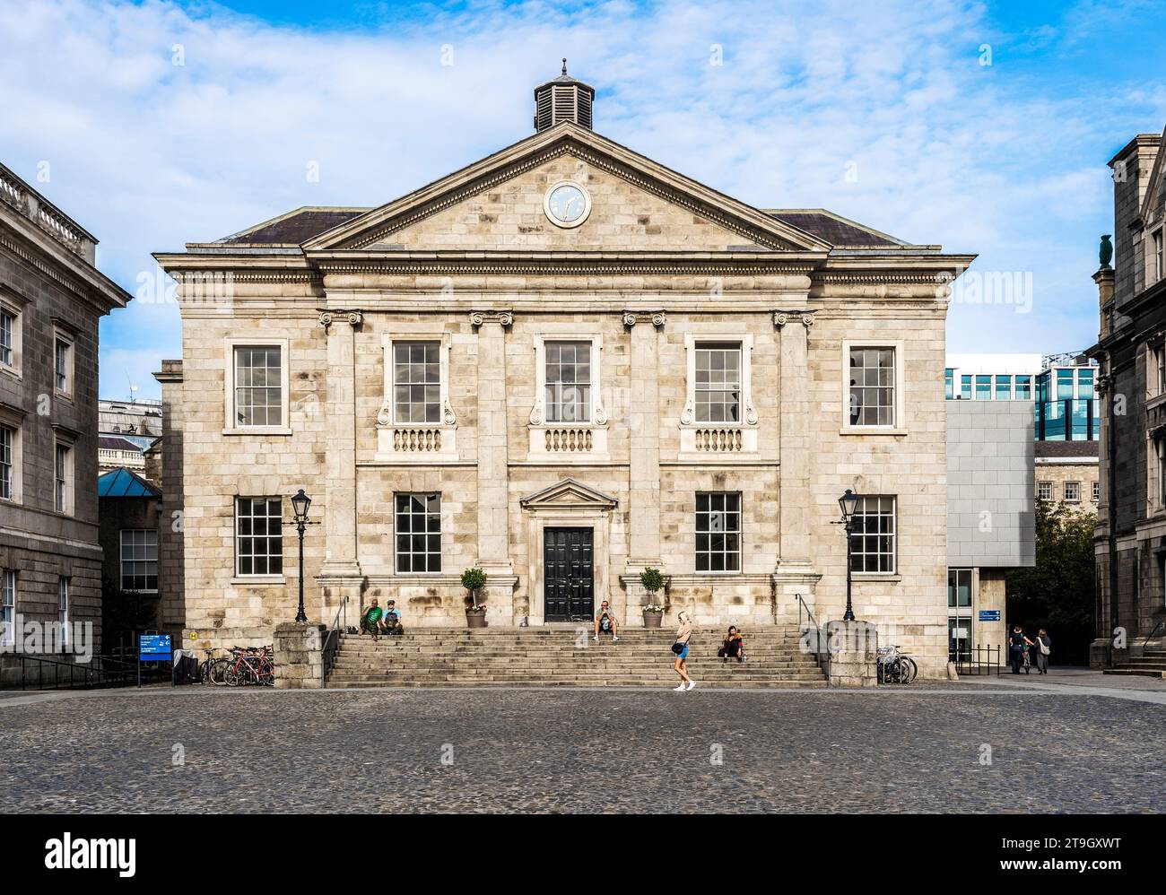 Die im späten 18. Jahrhundert erbaute Speisesaal auf dem Campus des Trinity College im Stadtzentrum von Dublin, Irland, mit Touristen an einem sonnigen Tag Stockfoto