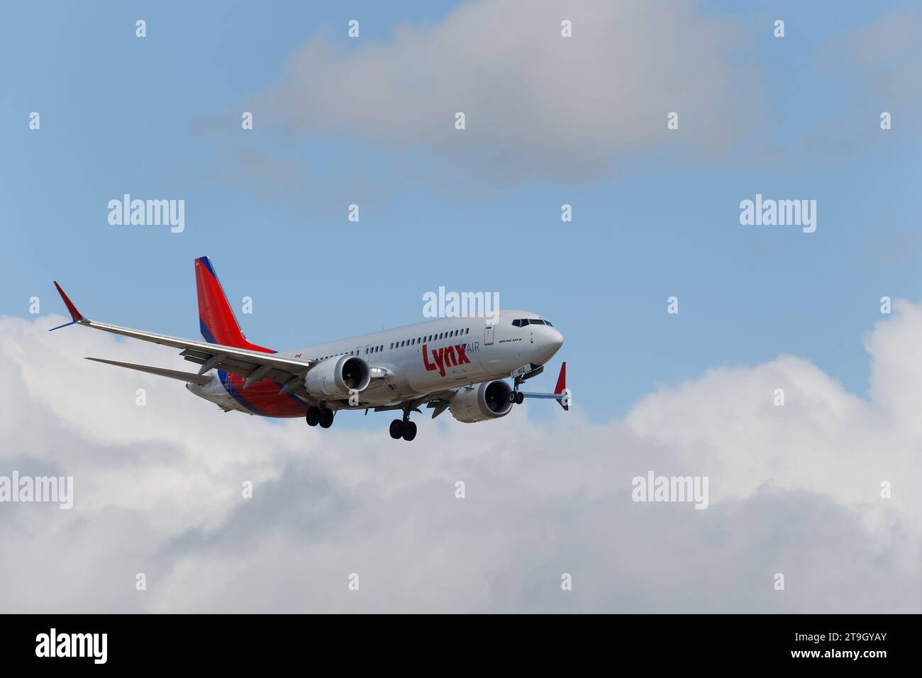 Lynx Air, Boeing 737 Max 8 im Flug. Montreal, Quebec, Kanada Stockfoto