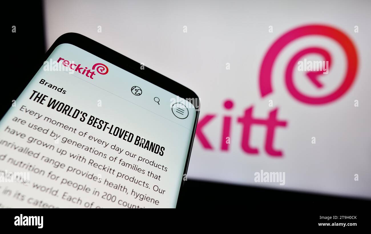 Smartphone mit Website des Konsumgüterunternehmens Reckitt Benckiser Group plc vor Geschäftslogo. Fokussieren Sie sich oben links auf der Telefonanzeige. Stockfoto