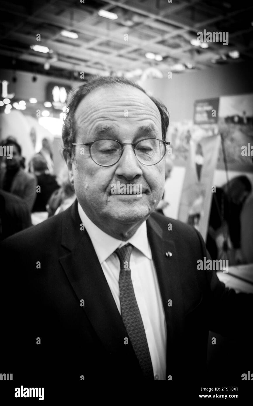 Paris, Frankreich. November 2023. © Michael Bunel/Le Pictorium/MAXPPP - Paris 21/11/2023 Portrait en gros Plan de l'ancien President de la Republique, Francois Hollande, fermant les yeux, en visite au Salon des maires au parc des Expositions de la porte de Versailles. 21 Oktobre 2023. Quelle: MAXPPP/Alamy Live News Stockfoto