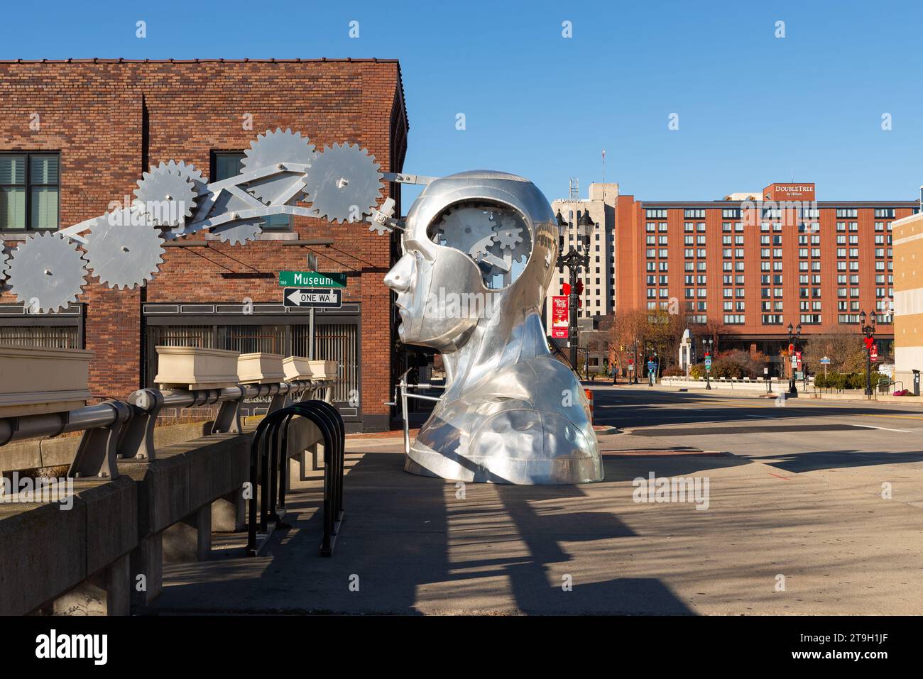 Lansing, Michigan – USA – 13. November 2023: Skulptur „Portrait of a Dreamer“, auch bekannt als Gearhead, vom Bildhauer Ivan Iler in der Innenstadt Stockfoto