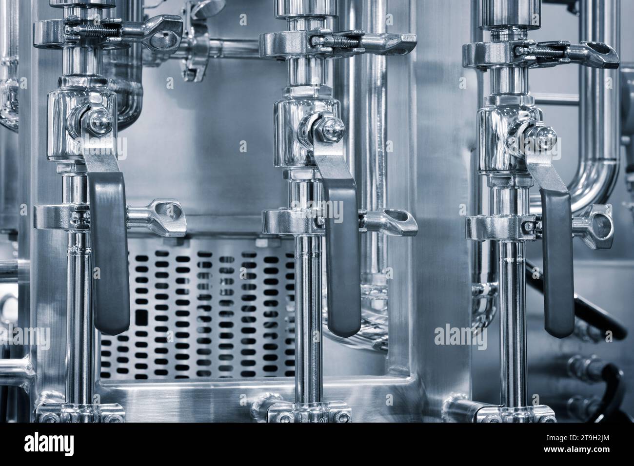 Pharmazeutische Fabrik, Metallausrüstung für die Arzneimittelproduktion, Hintergrund für industrielles pharmazeutisches Konzept Stockfoto