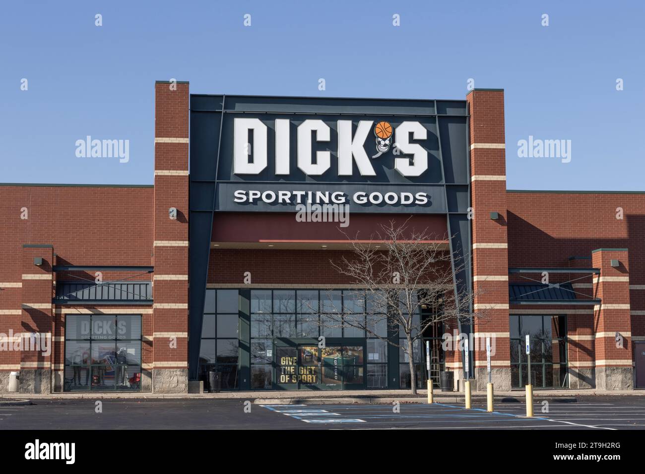 Mason - 23. November 2023: Dick's Sporting Goods Retail. Dick's Sporting Goods bietet Sportbekleidung, Schuhe und Sportausrüstung an. Stockfoto