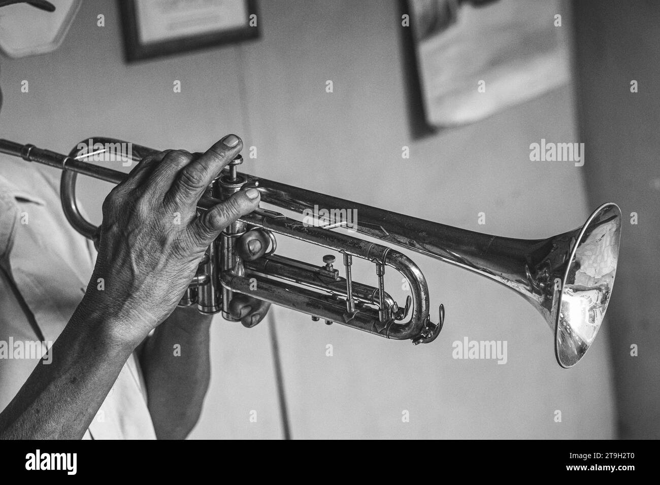 Hände mit Trompete, mexikanische Musik, Banda, lokaler Musiker, Tehuacan, Mexiko, 2022 Stockfoto