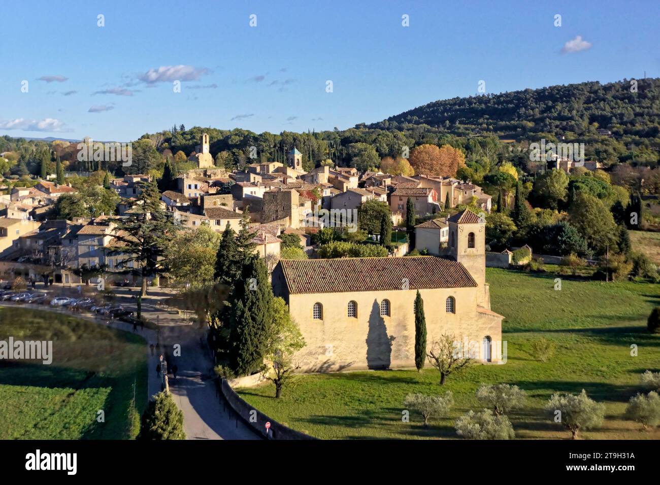 Lourmarin Dorf in der Luberon Landschaft, Vaucluse Region Provence, Frankreich Blick vom Schloss Stockfoto