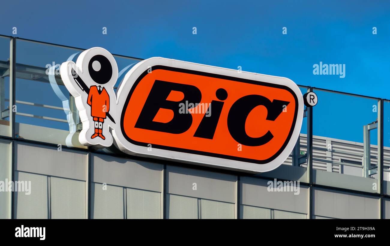 Schild und Logo auf dem Bic-Hauptquartier. BIC ist ein französischer Industriekonzern und weltweit führender Anbieter von Schreibwaren, Stiften, Rasierern und Feuerzeugen Stockfoto