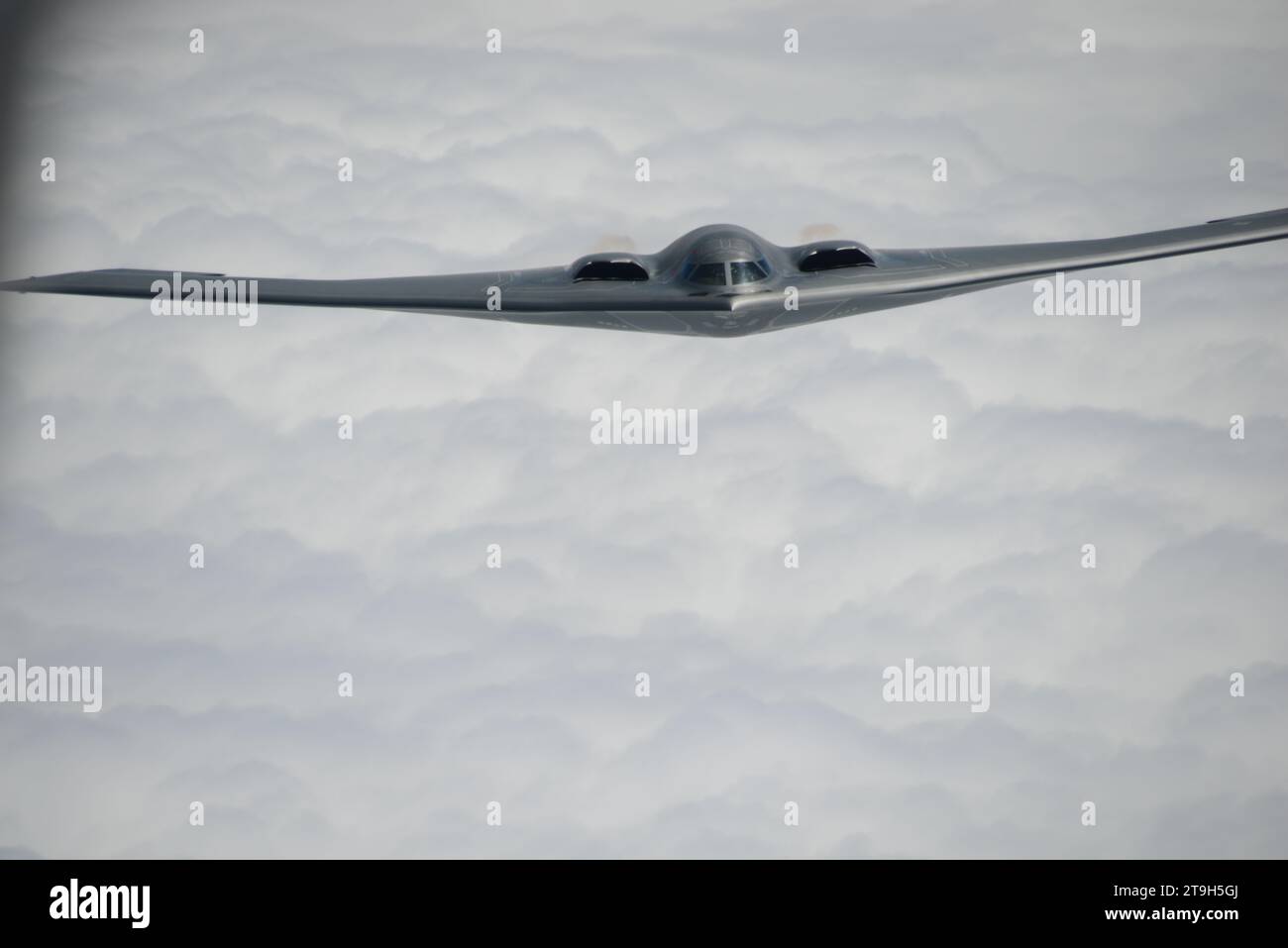 Südwesten Von Missouri, Usa. August 2018. Ein B-2 Spirit Stealth Bomber der US Air Force mit dem 509th Bomb Wing nähert sich einem KC-135 Stratotanker-Flugzeug, um während des Routinebetriebs am 29. August 2018 über Missouri, USA, zu tanken. Gutschrift: SSgt. Vincent de Groot/USA Air Force Photo/Alamy Live News Stockfoto