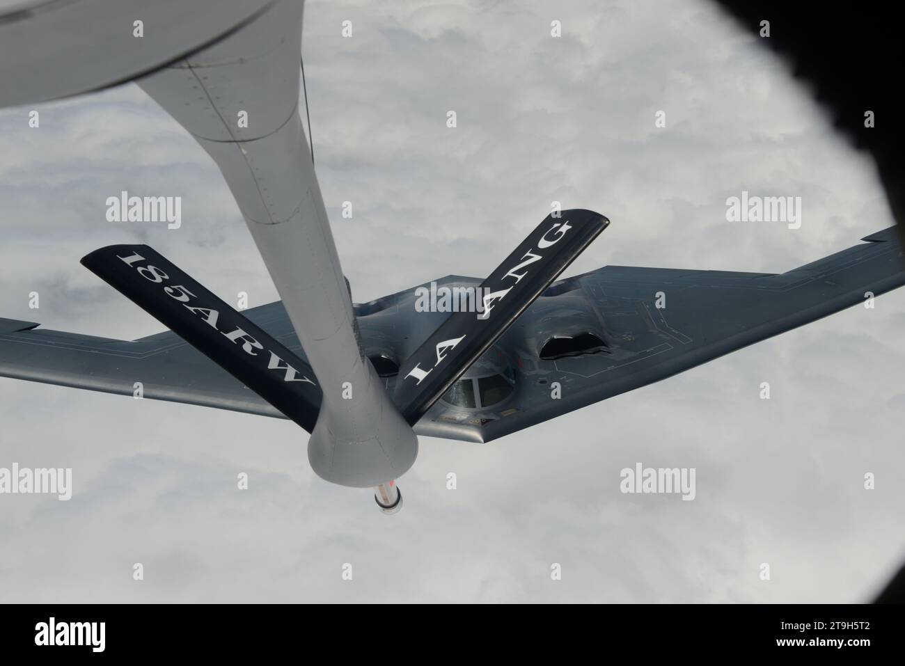 Südwesten Von Missouri, Usa. August 2018. Ein B-2 Spirit Stealth Bomber der US Air Force mit dem 509th Bomb Wing nähert sich einem KC-135 Stratotanker-Flugzeug, um während des Routinebetriebs am 29. August 2018 über Missouri, USA, zu tanken. Gutschrift: SSgt. Vincent de Groot/USA Air Force Photo/Alamy Live News Stockfoto