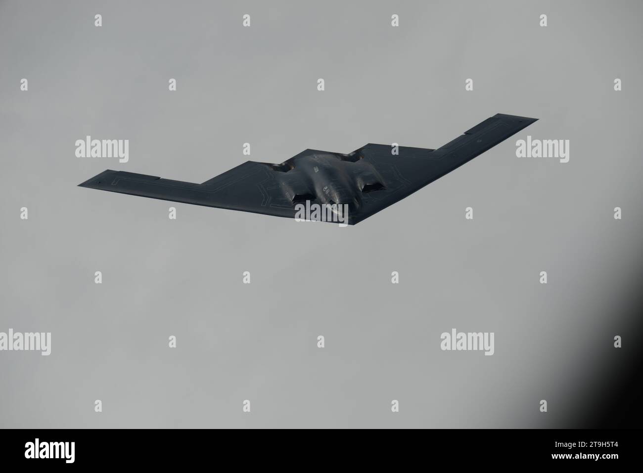 Südwesten Von Missouri, Usa. August 2018. Ein B-2 Spirit Stealth Bomber der US Air Force mit dem 509th Bomb Wing nähert sich einem KC-135 Stratotanker-Flugzeug, um während des Routinebetriebs am 29. August 2018 über Missouri, USA, zu tanken. Gutschrift: SSgt. Vincent de Groot/USA Air Force Photo/Alamy Live News Stockfoto