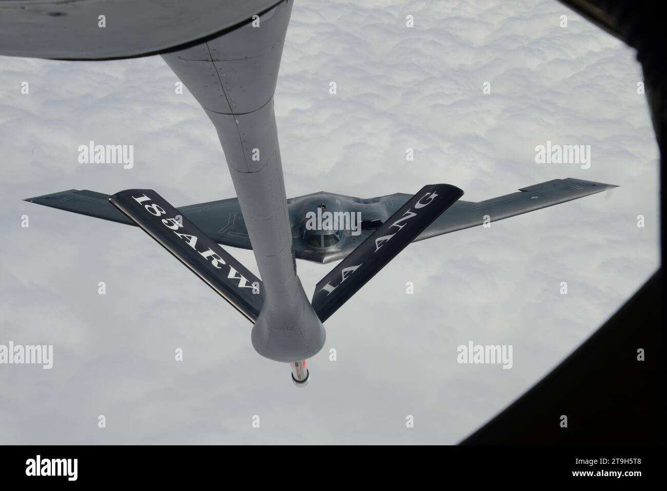 Südwesten Von Missouri, Usa. August 2018. Ein B-2 Spirit Stealth Bomber der US Air Force mit dem 509th Bomb Wing nähert sich einem KC-135 Stratotanker-Flugzeug, um während des Routinebetriebs am 29. August 2018 über Missouri, USA, zu tanken. Gutschrift: SSgt. Vincent de Groot/USA Air Force Photo/Alamy Live News Stockfoto