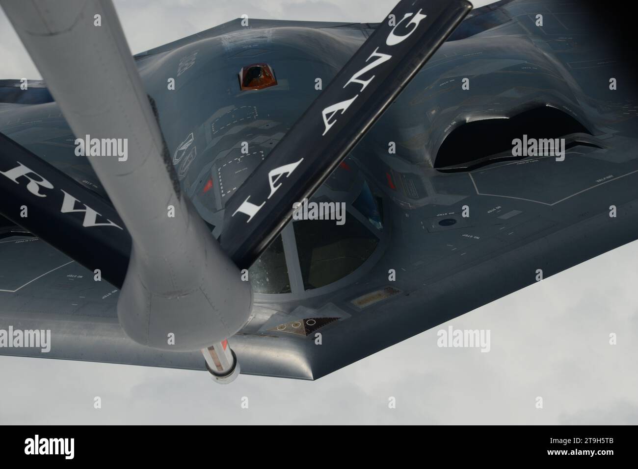 Südwesten Von Missouri, Usa. August 2018. Ein B-2 Spirit Stealth Bomber der US Air Force mit dem 509th Bomb Wing nähert sich einem KC-135 Stratotanker-Flugzeug, um während des Routinebetriebs am 29. August 2018 über Missouri, USA, zu tanken. Gutschrift: SSgt. Vincent de Groot/USA Air Force Photo/Alamy Live News Stockfoto