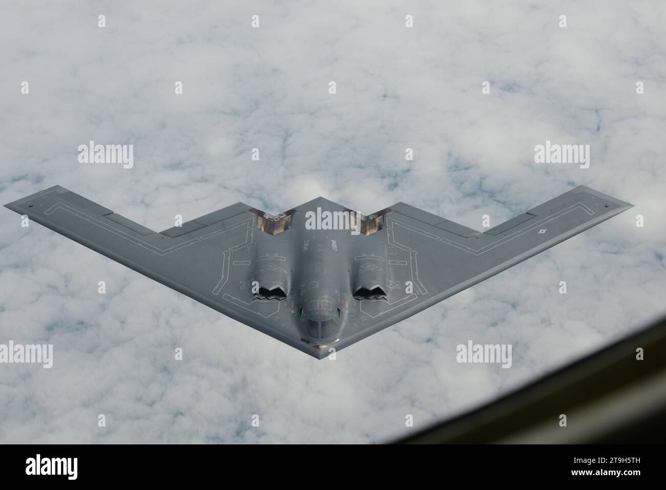 Südwesten Von Missouri, Usa. August 2018. Ein B-2 Spirit Stealth Bomber der US Air Force mit dem 509th Bomb Wing nähert sich einem KC-135 Stratotanker-Flugzeug, um während des Routinebetriebs am 29. August 2018 über Missouri, USA, zu tanken. Gutschrift: SSgt. Vincent de Groot/USA Air Force Photo/Alamy Live News Stockfoto