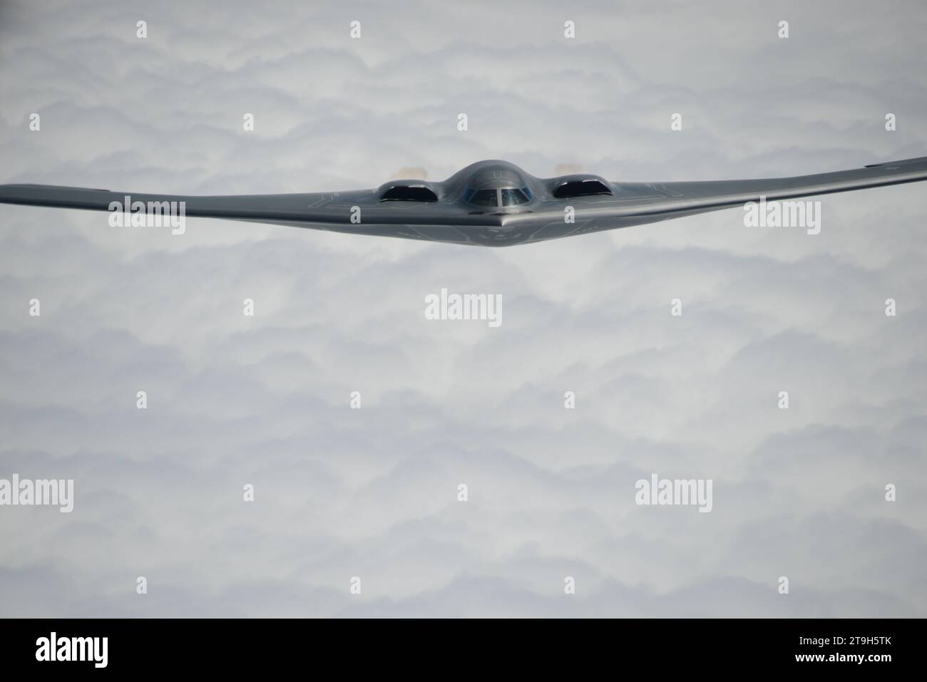 Südwesten Von Missouri, Usa. August 2018. Ein B-2 Spirit Stealth Bomber der US Air Force mit dem 509th Bomb Wing nähert sich einem KC-135 Stratotanker-Flugzeug, um während des Routinebetriebs am 29. August 2018 über Missouri, USA, zu tanken. Gutschrift: SSgt. Vincent de Groot/USA Air Force Photo/Alamy Live News Stockfoto