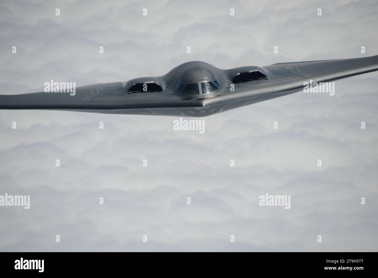 Südwesten Von Missouri, Usa. August 2018. Ein B-2 Spirit Stealth Bomber der US Air Force mit dem 509th Bomb Wing nähert sich einem KC-135 Stratotanker-Flugzeug, um während des Routinebetriebs am 29. August 2018 über Missouri, USA, zu tanken. Gutschrift: SSgt. Vincent de Groot/USA Air Force Photo/Alamy Live News Stockfoto